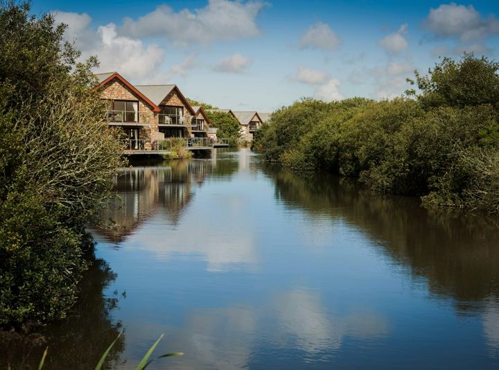 Front-terrace-to-Waveside-lodge