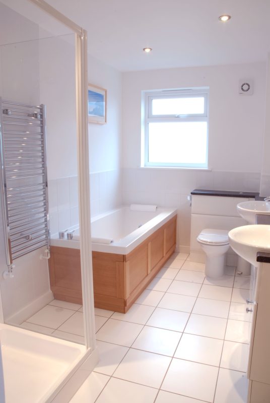 Bathroom for luxury lodges on Retallack Resort